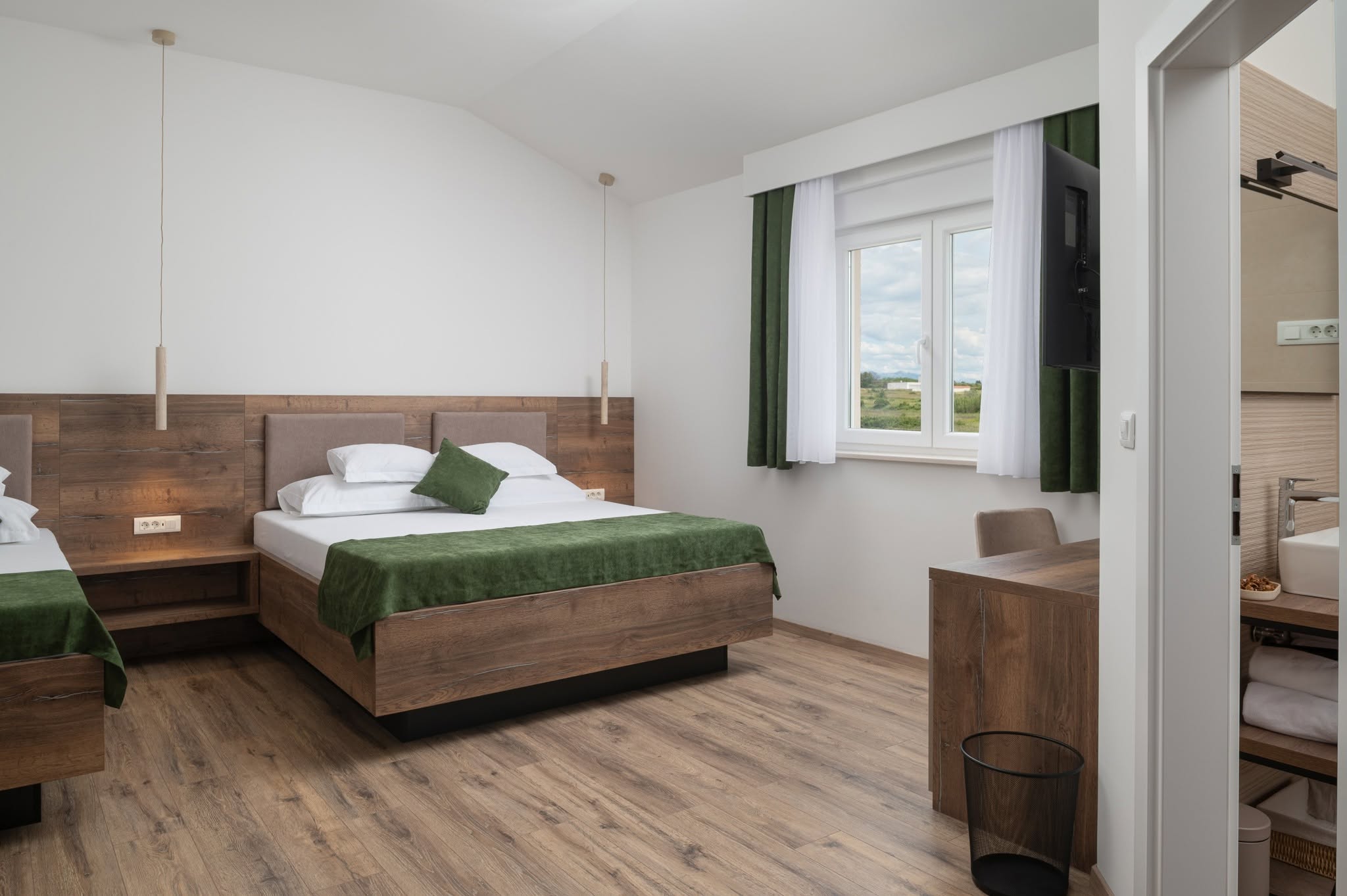 Zelene baršunaste zavjese u hotelskoj sobi