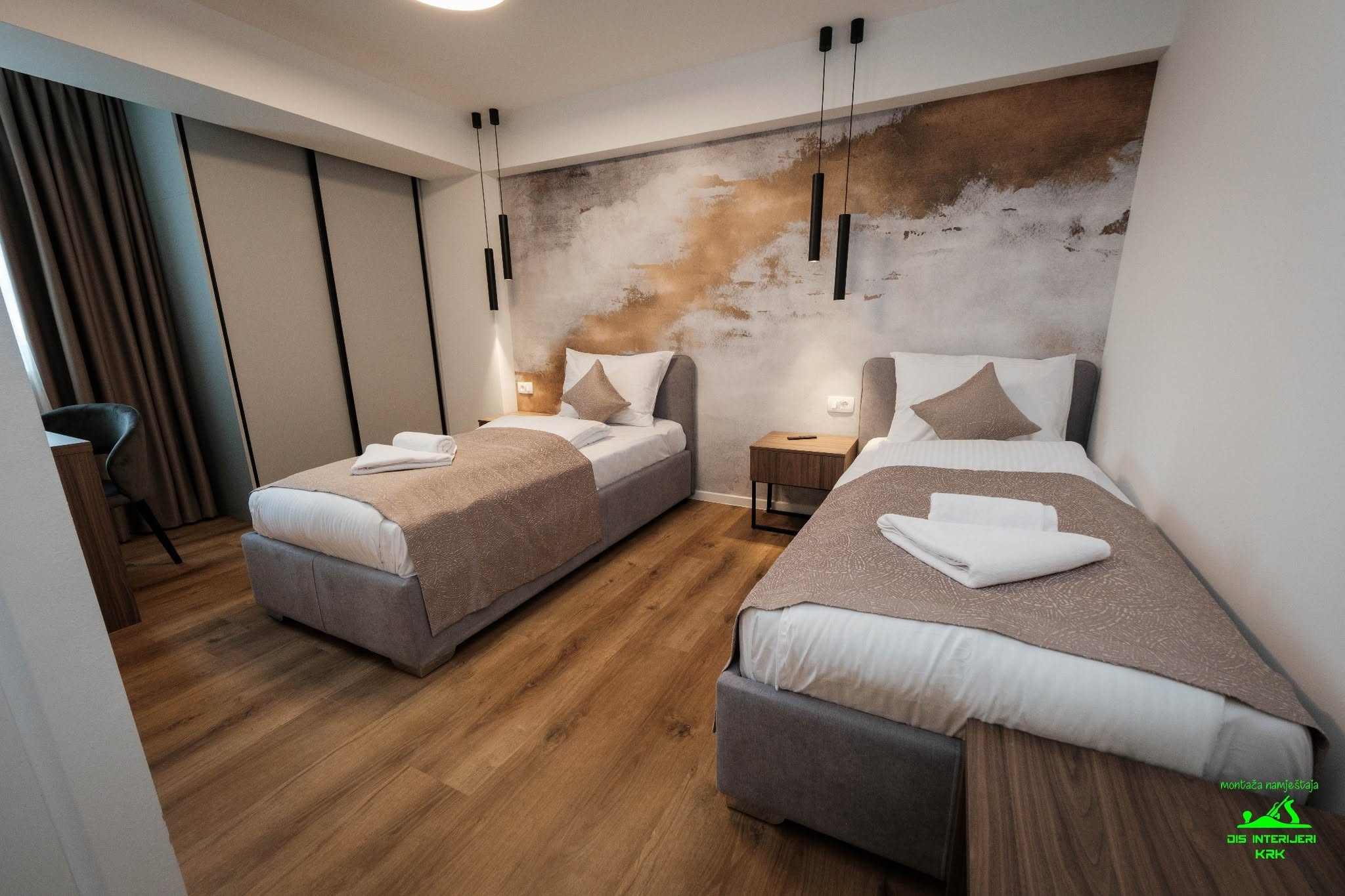 Hotelska soba s dva kreveta i namještajem po mjeri