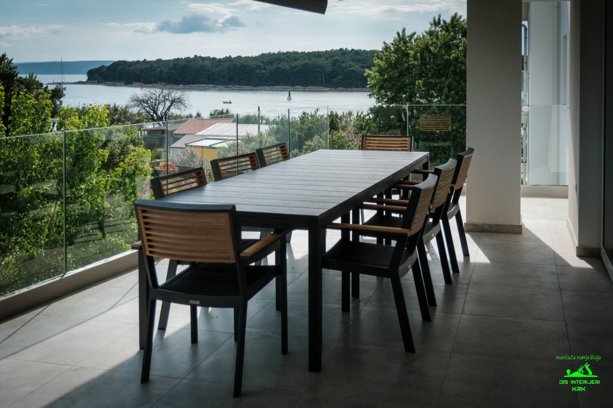 Terasa apartmana s blagovaonskim setom i pogledom na more